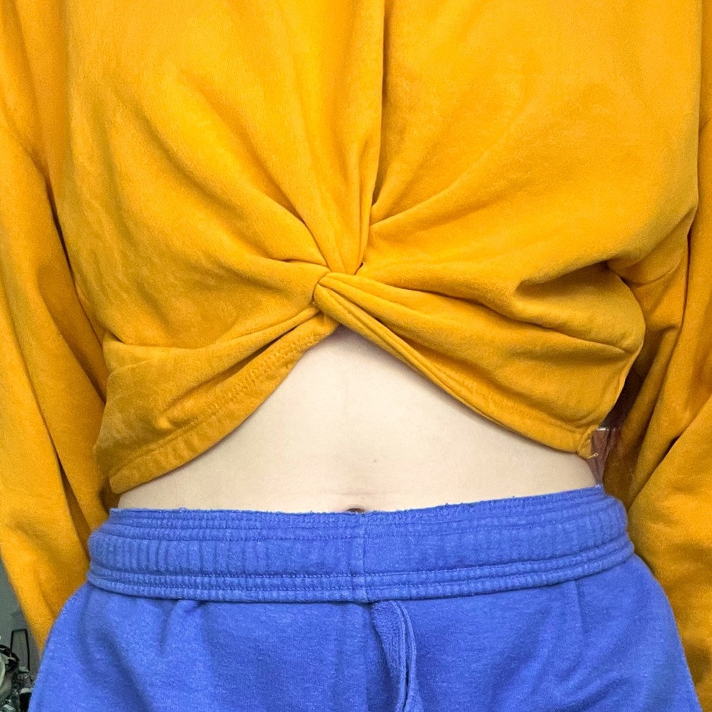 🌟 Yellow Cropped Sweatshirt - Picture 5 of 5